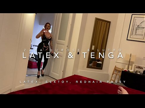 ❤️ Ngoanana e monyane ea nang le hlooho e khubelu ea apereng seaparo sa latex se kentsoeng ke ntate oa bobeli ❌ ﹏
