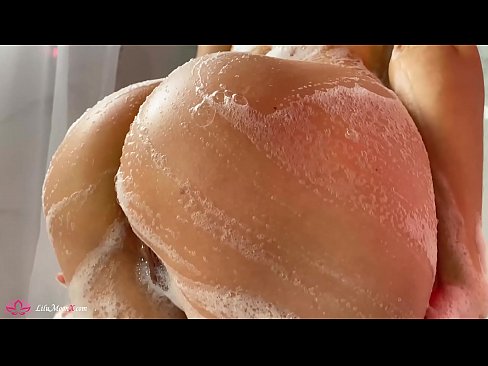 ❤️ Brunette o ipholla litho tsa botona kapa botšehali ho li khotsofatsa Pussy e nang le Vibrator ho ea ho Intense Orgasm in Shower ❌ ﹏